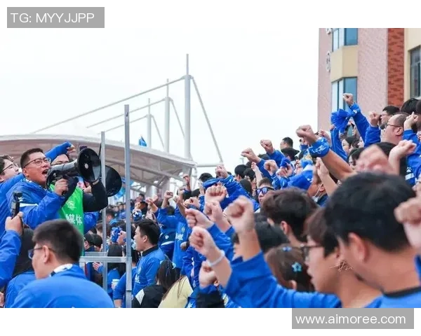 足球明星齐聚湖南引发热潮球迷狂欢期待精彩对决 足球明星齐聚湖南引发热潮球迷狂欢期待精彩对决